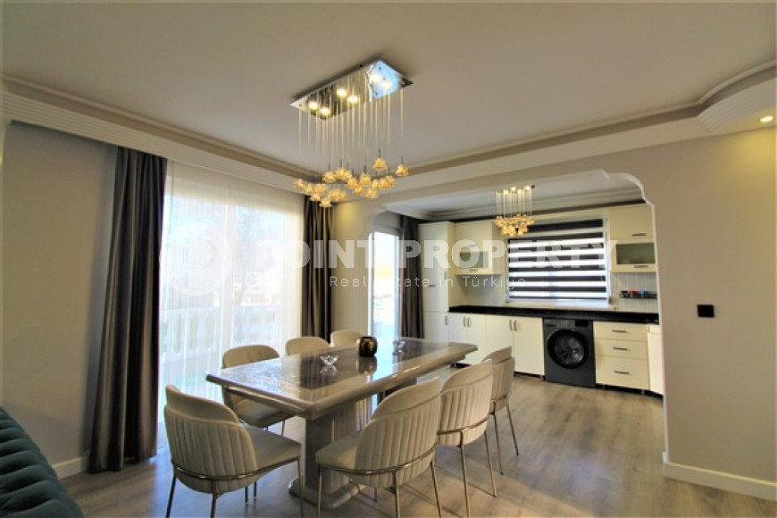 Просторная двухэтажная вилла с бассейном, садом и спортивными площадками.-id-3722-фото-4