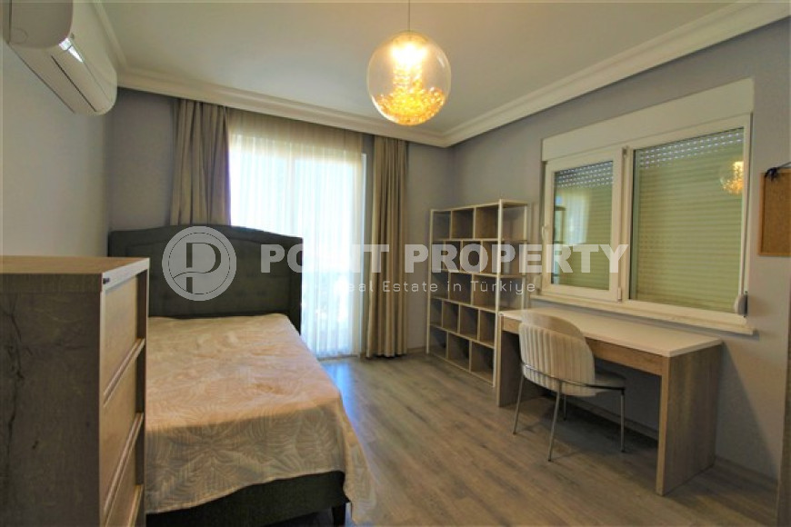 Просторная двухэтажная вилла с бассейном, садом и спортивными площадками.-id-3722-фото-8