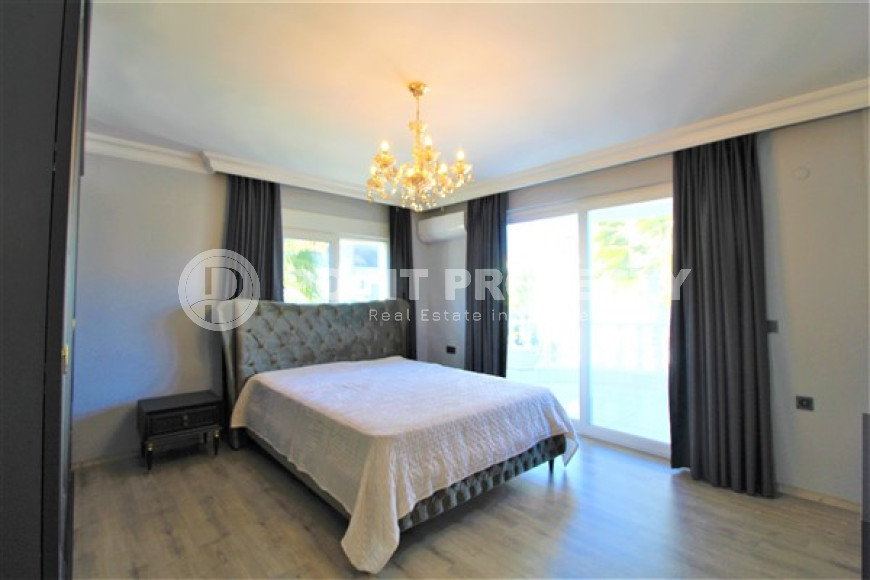 Просторная двухэтажная вилла с бассейном, садом и спортивными площадками.-id-3722-фото-9