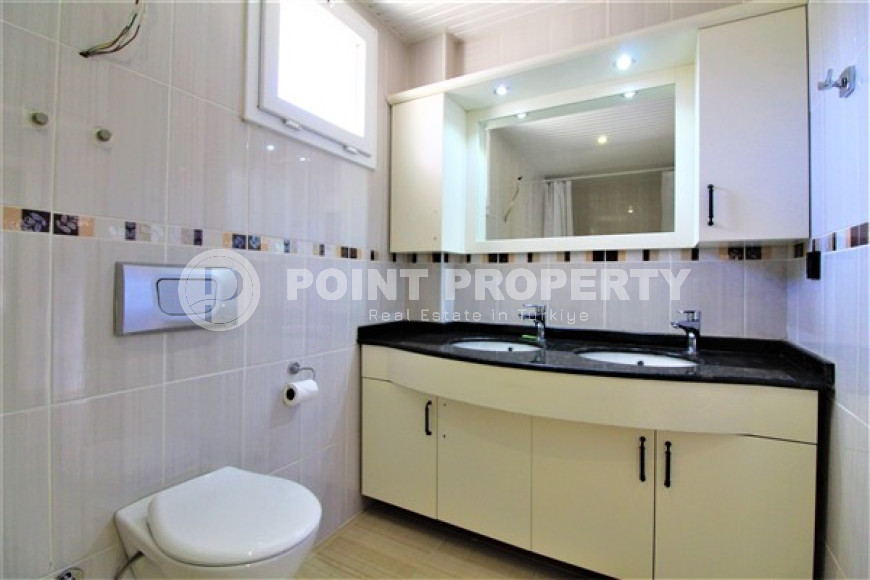 Просторная двухэтажная вилла с бассейном, садом и спортивными площадками.-id-3722-фото-11