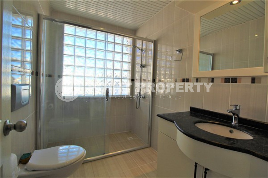 Просторная двухэтажная вилла с бассейном, садом и спортивными площадками.-id-3722-фото-12