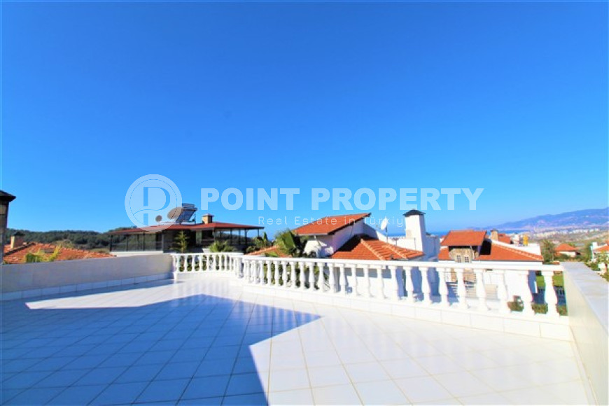 Просторная двухэтажная вилла с бассейном, садом и спортивными площадками.-id-3722-фото-16