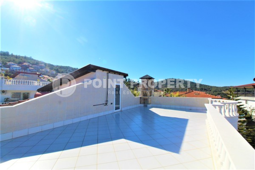 Просторная двухэтажная вилла с бассейном, садом и спортивными площадками.-id-3722-фото-17