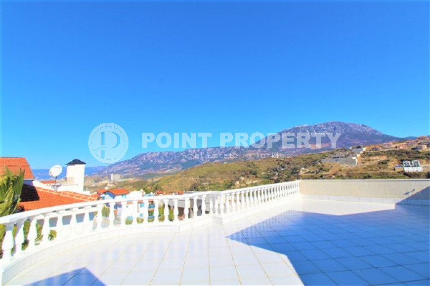 Просторная двухэтажная вилла с бассейном, садом и спортивными площадками.-id-3722-фото-18