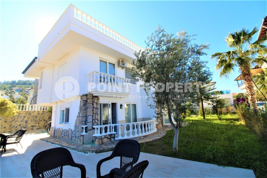 Просторная двухэтажная вилла с бассейном, садом и спортивными площадками.-id-3722-фото-19