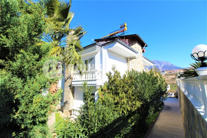 Просторная двухэтажная вилла с бассейном, садом и спортивными площадками.-id-3722-фото-20