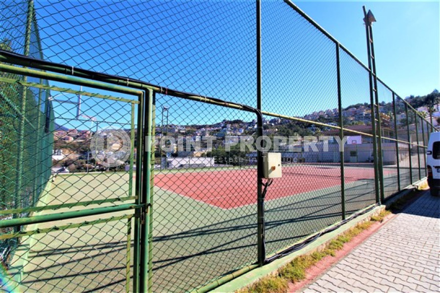 Просторная двухэтажная вилла с бассейном, садом и спортивными площадками.-id-3722-фото-21