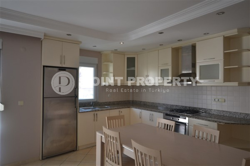 Квартира с двумя спальными комнатами с мебелью и бытовой техникой.-id-3737-фото-2