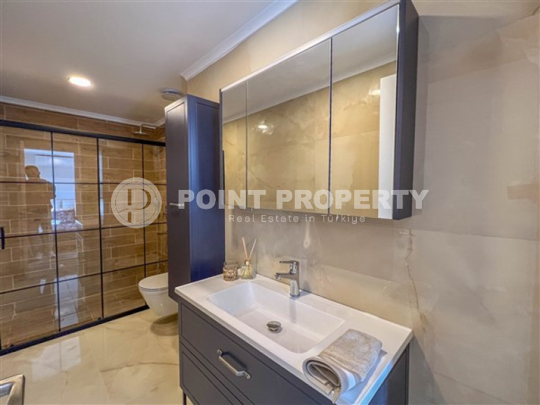 Spacious 3+1 duplex on the 5th floor with an attic in the center of Mahmutlar.-id-3747-photo-11