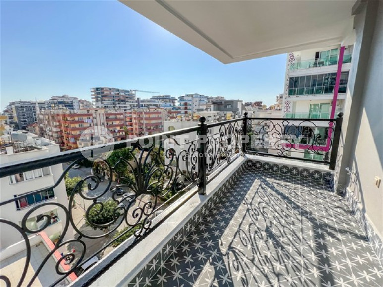 Spacious 3+1 duplex on the 5th floor with an attic in the center of Mahmutlar.-id-3747-photo-13