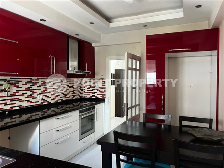 Ухоженная просторная квартира 120 м2 с двумя балконами в самом центре Аланьи, Гюллерпинари-id-3750-фото-3