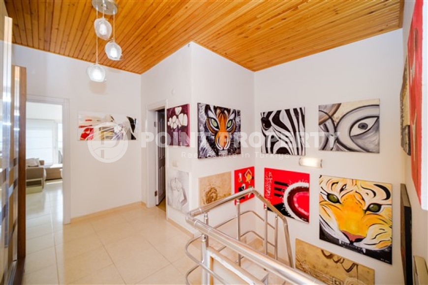 Просторные двухуровневые апартаменты на 9-м этаже с мансардой с панорамным видом на море.-id-3761-фото-3