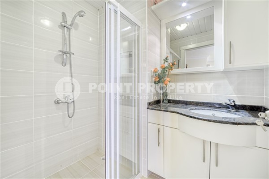 Comfortable two-level apartment 235 m2 with three balconies and furniture, Oba district-id-3814-photo-15