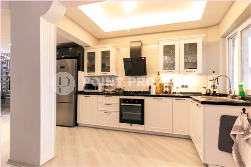 Duplex on the 5th floor with an attic in the very center of Mahmutlar.-id-3847-photo-2