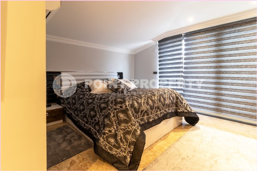 Duplex on the 5th floor with an attic in the very center of Mahmutlar.-id-3847-photo-7