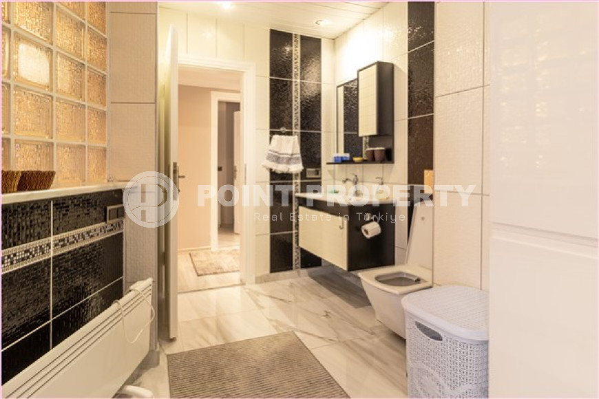 Duplex on the 5th floor with an attic in the very center of Mahmutlar.-id-3847-photo-10