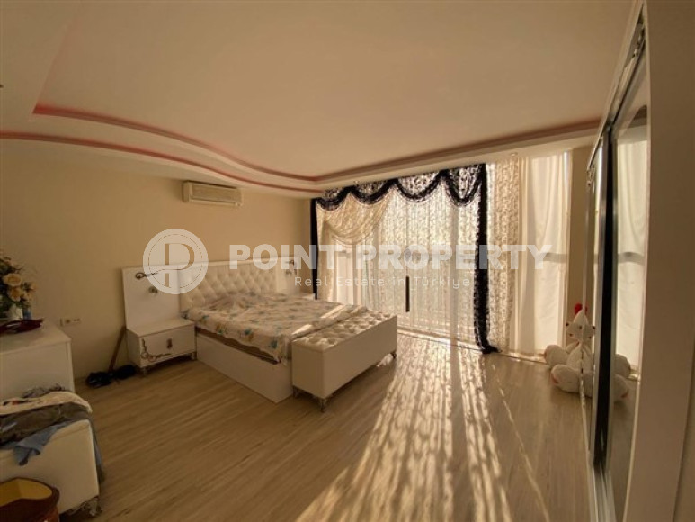 Villa 5+1 with a private pool and garden in the Mahmutlar area.-id-3848-photo-9