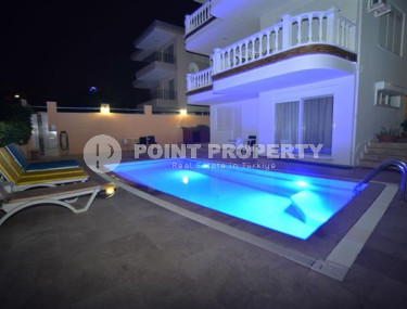 Большая вилла с площадью 270 м2 и земельным участком 470 м2 в районе Каргыджак-id-3875-фото-2