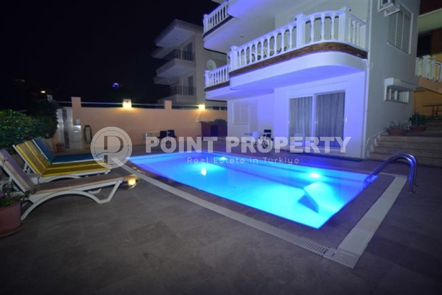 Large villa with an area of 270 m2 and a plot of land of 470 m2 in the Kargicak area-id-3875-photo-2