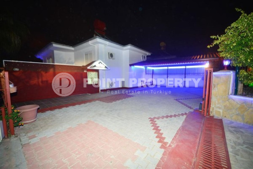 Large villa with an area of 270 m2 and a plot of land of 470 m2 in the Kargicak area-id-3875-photo-4