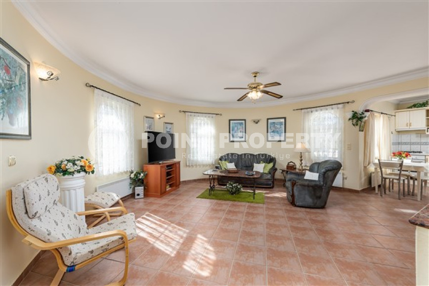 Сказочная уютная вилла с ухоженным зеленым садом и аккуратным двориком в районе Авсаллар.-id-3901-фото-2