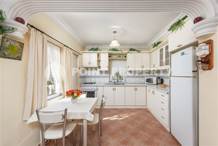 Сказочная уютная вилла с ухоженным зеленым садом и аккуратным двориком в районе Авсаллар.-id-3901-фото-4