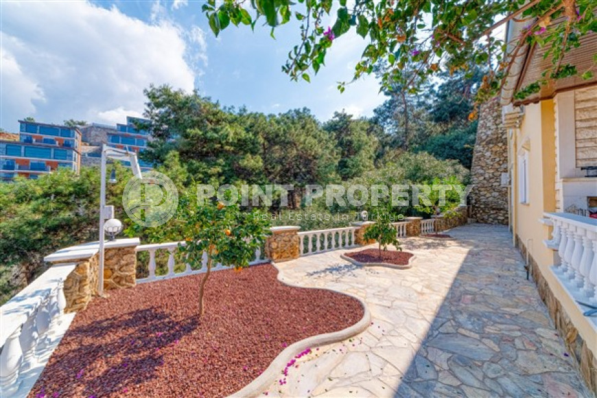 Charming five-room villa 280 m2 with furniture and designer interior, Kargicak district-id-3975-photo-17