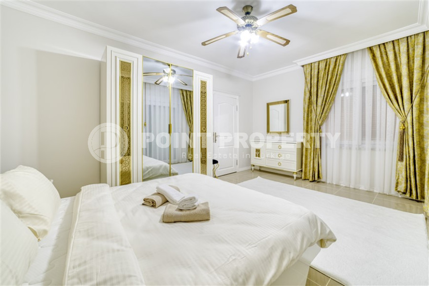 Spacious penthouse with 4+1 layout, 280 m2, from the owner in Mahmutlar, 150 m from the sea-id-1332-photo-24