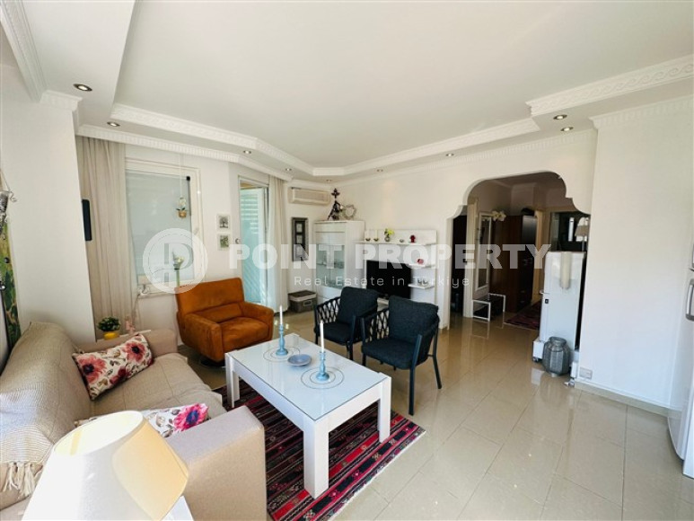 Светлая меблированная квартира 2+1 в 150 метрах от пляжа в центре популярного района Аланьи Оба.-id-4001-фото-2