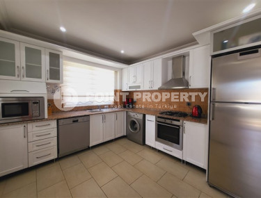 Spacious 2+1 apartment on the 4th floor in the center of the popular Mahmutlar area.-id-4008-photo-3