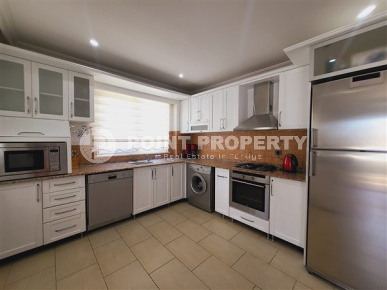 Spacious 2+1 apartment on the 4th floor in the center of the popular Mahmutlar area.-id-4008-photo-3