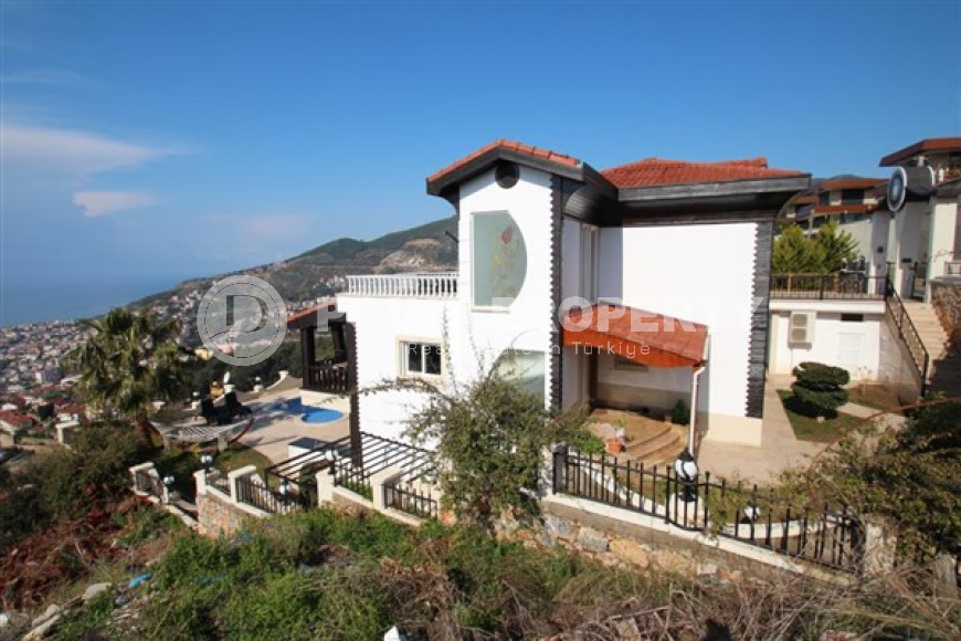 Роскошная вилла общей площадью 369 м2, с бассейном и садом в центральном районе Аланьи - Бекташ.-id-4019-фото-2