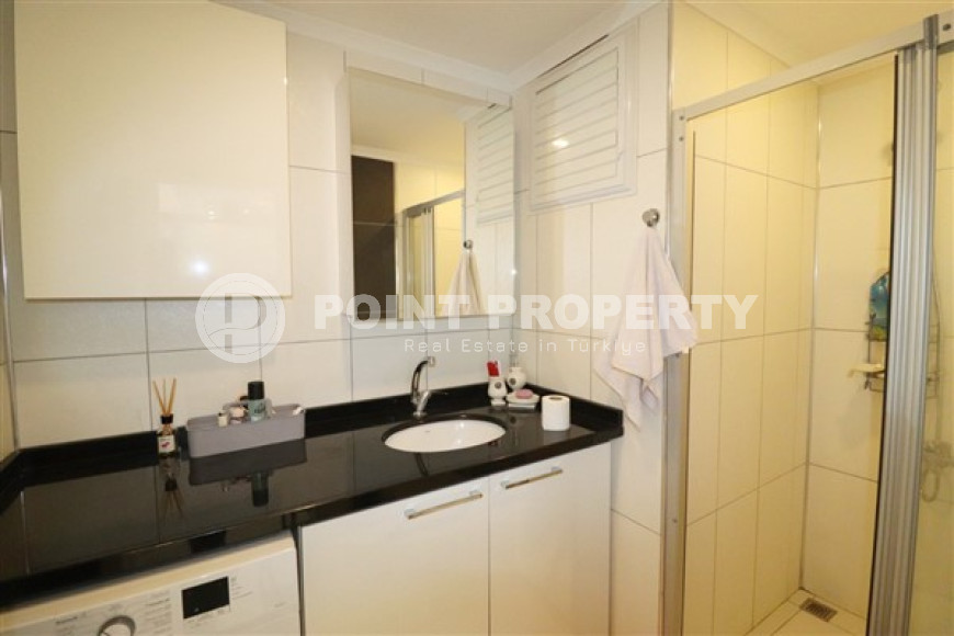 Small modern apartment on the 8th floor with panoramic views of the city and sea.-id-4021-photo-6