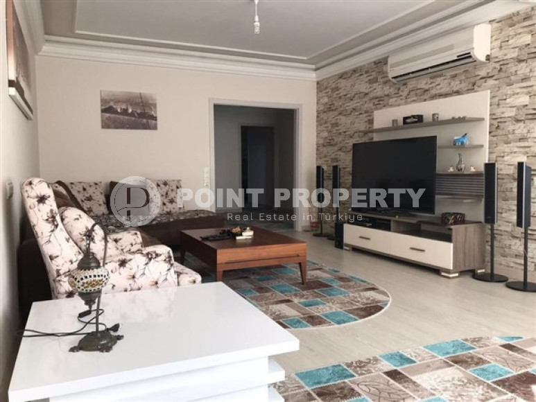 Large bright apartment 3+2, in the very center of Alanya with the possibility of obtaining a residence permit in Turkey.-id-4047-photo-1