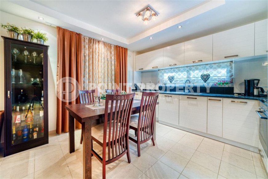 Светлые апартаменты с современным дизайном, мебелью и бытовой техникой в 800 метрах от моря.-id-4094-фото-4