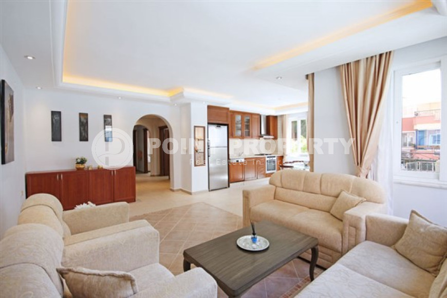 Beautiful bright apartment 2+1, with a total area of 120 m2, on the seashore in the center of Mahmutlar.-id-4095-photo-2