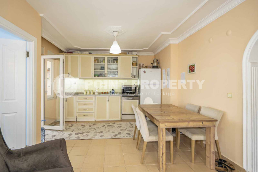 Apartment 4+1 on the 1st floor in a house built in 2008 in the center of the modern Mahmutlar district.-id-4131-photo-2