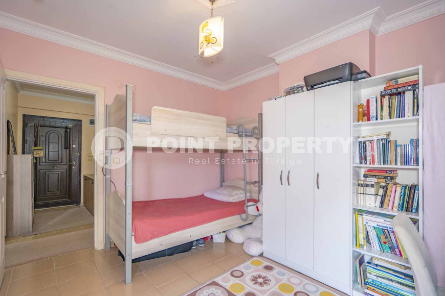 Apartment 4+1 on the 1st floor in a house built in 2008 in the center of the modern Mahmutlar district.-id-4131-photo-4