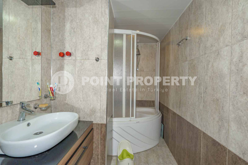 Apartment 4+1 on the 1st floor in a house built in 2008 in the center of the modern Mahmutlar district.-id-4131-photo-10