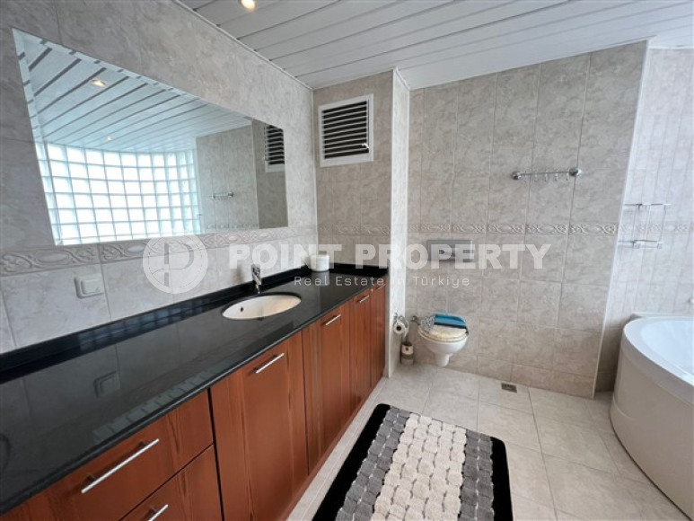 Современная квартира с дизайнерским ремонтом на 6-м этаже с видом на горы и море.-id-4139-фото-8