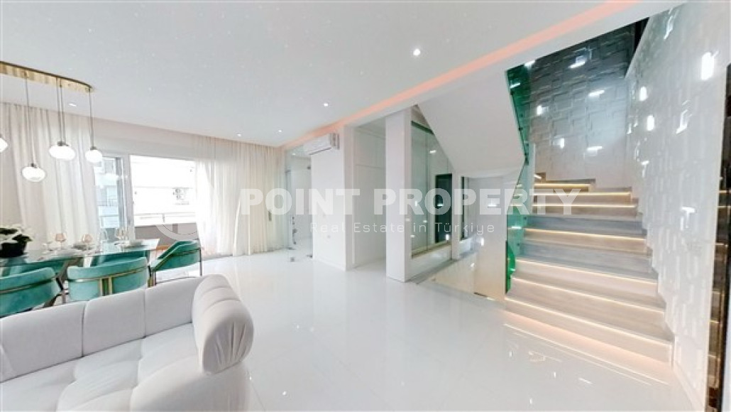 Роскошный триплекс с дизайнерским ремонтом на 9-и и 10-м этажах с мансардой с невероятными панорамными видами на море.-id-4183-фото-2