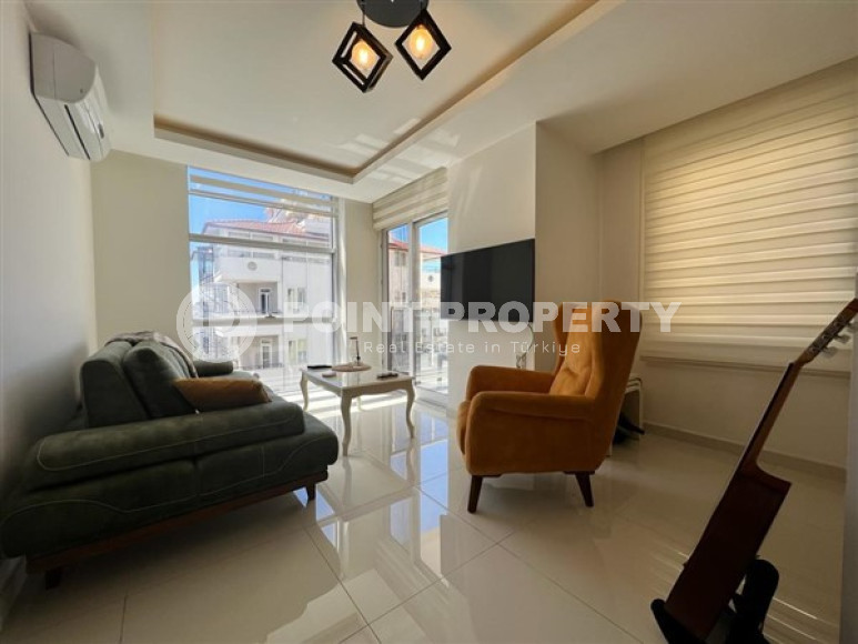 A small, bright 1+1 apartment with a good renovation and modern design in the center of Alanya.-id-4223-photo-1