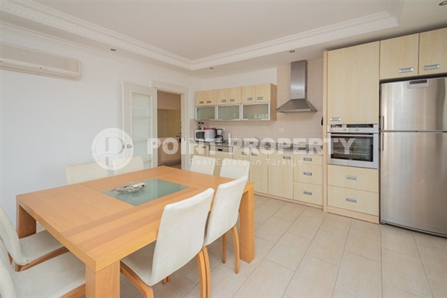 Светлая просторная квартира с видом на горы в 850 метрах от пляжа и набережной.-id-4245-фото-2