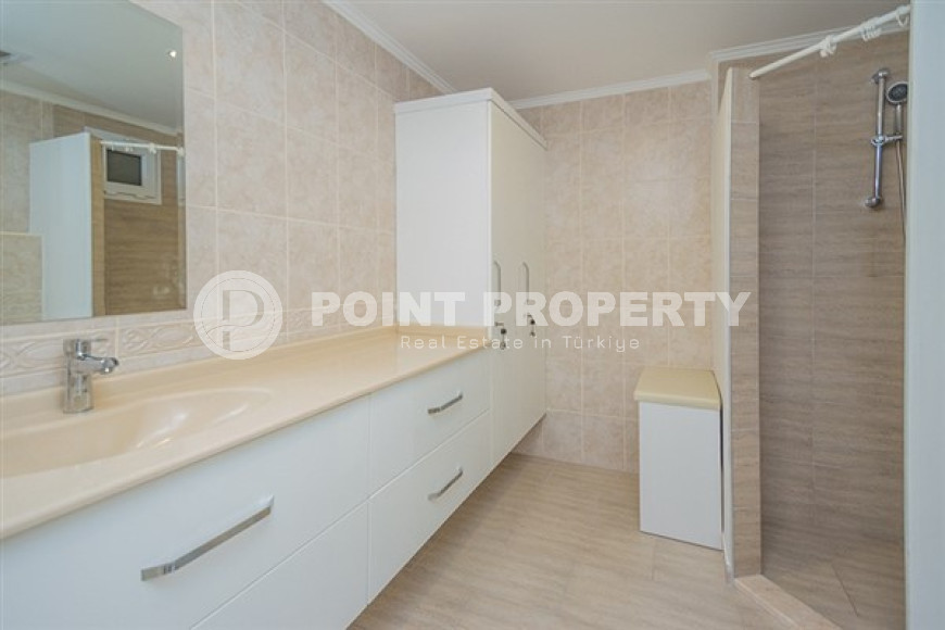 Светлая просторная квартира с видом на горы в 850 метрах от пляжа и набережной.-id-4245-фото-12