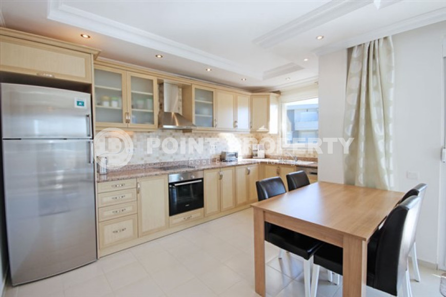 Beautiful bright duplex on the 10th floor with an attic in the center of the popular developed area of Mahmutlar.-id-4287-photo-2