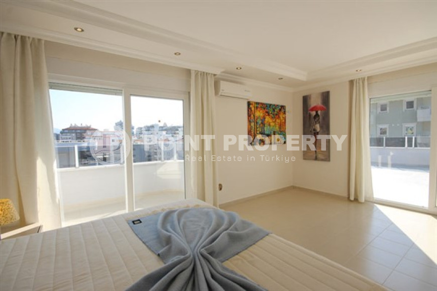 Beautiful bright duplex on the 10th floor with an attic in the center of the popular developed area of Mahmutlar.-id-4287-photo-3