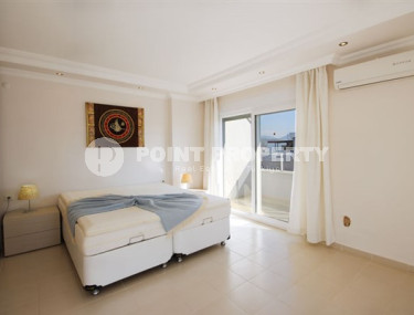 Beautiful bright duplex on the 10th floor with an attic in the center of the popular developed area of Mahmutlar.-id-4287-photo-4