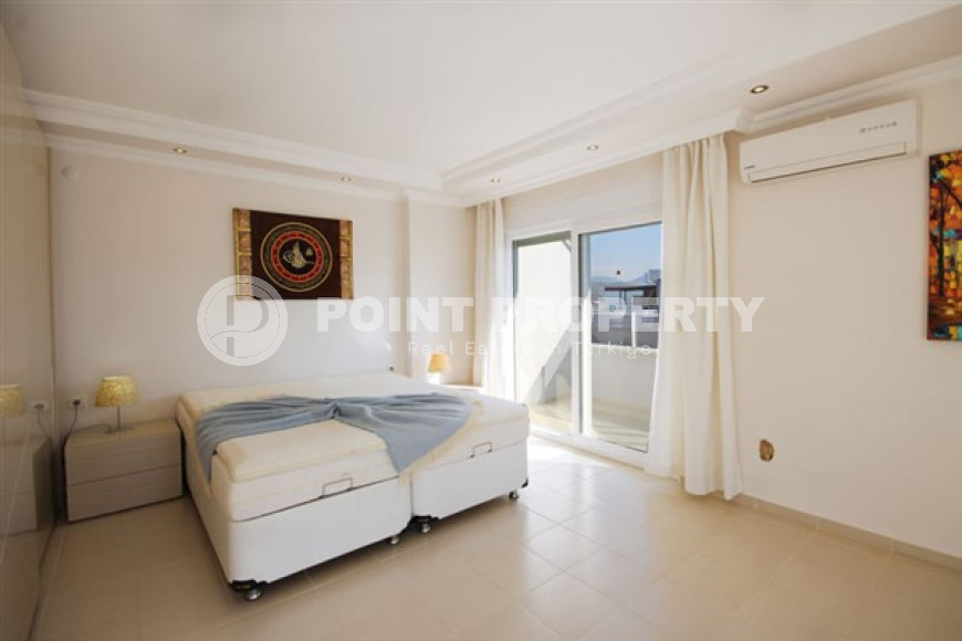 Beautiful bright duplex on the 10th floor with an attic in the center of the popular developed area of Mahmutlar.-id-4287-photo-4