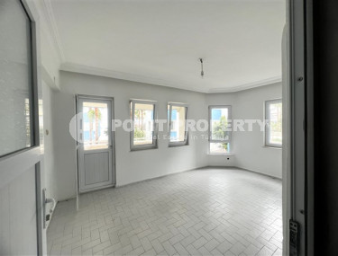 Недорогая квартира с одной спальной комнатой в 150 метрах от моря в центре туристического района Конаклы.-id-4321-фото-2