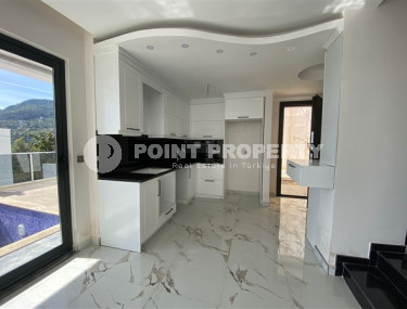 Новая двухэтажная вилла 3+1 с роскошным панорамным видом на море в элитном районе Аланьи Бекташ.-id-4382-фото-3